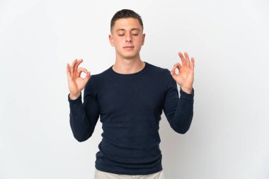Beyaz arka planda Zen pozisyonunda beyaz tenli genç bir adam