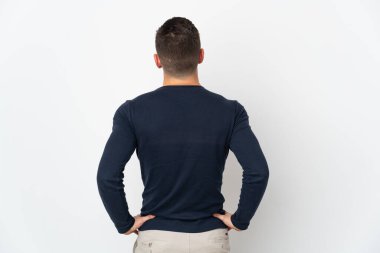 Beyaz arka planda izole genç beyaz adam arka pozisyonda