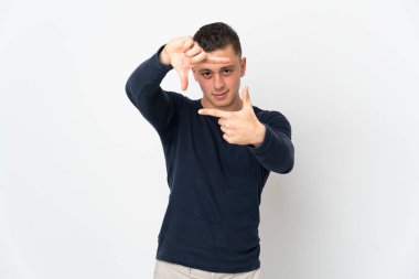 Beyaz arka planda izole edilmiş yüzü olan genç beyaz bir adam. Çerçeve sembolü