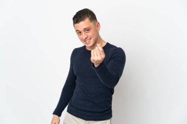 Beyaz arka planda izole genç beyaz adam para jesti yapıyor