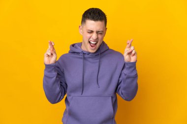 Sarı arka planda izole edilmiş genç, beyaz bir adam.