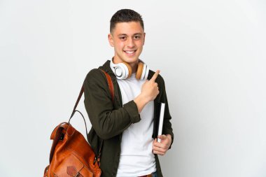 Beyaz arka planda izole genç beyaz öğrenci bir ürün sunmak için kenarı işaret ediyor