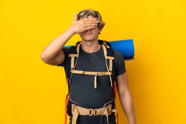 Hombre Joven Montañero Sobre Fondo Amarillo Aislado Cubriendo Los Ojos — Foto de Stock