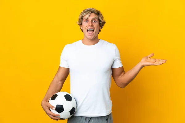 Άγγλος Ποδοσφαιριστής Απομονωμένο Κίτρινο Φόντο Σοκαρισμένη Έκφραση Προσώπου — Φωτογραφία Αρχείου