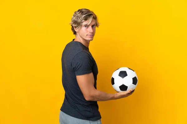 Αγγλικά Άνθρωπος Πάνω Από Απομονωμένο Κίτρινο Φόντο Μπάλα Ποδοσφαίρου — Φωτογραφία Αρχείου