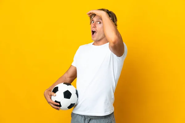 Angielski Piłkarz Odizolowanym Żółtym Tle Robi Niespodziewany Gest Patrząc Bok — Zdjęcie stockowe