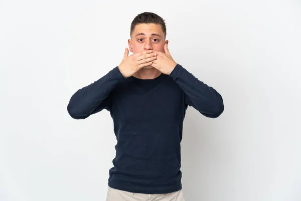 Ung Kaukasisk Man Isolerad Vit Bakgrund Täcker Munnen Med Händerna — Stockfoto