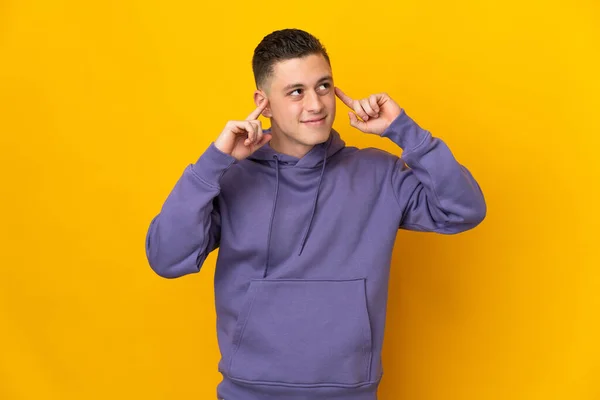 Young Caucasian Man Isolated Yellow Background Having Doubts Thinking — Stock Photo, Image