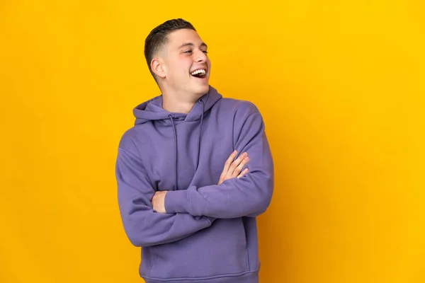 Junger Kaukasischer Mann Isoliert Auf Gelbem Hintergrund Glücklich Und Lächelnd — Stockfoto