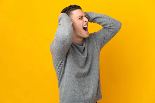 Young Caucasian Man Isolated Yellow Background Stressed Overwhelmed — Stock Photo, Image