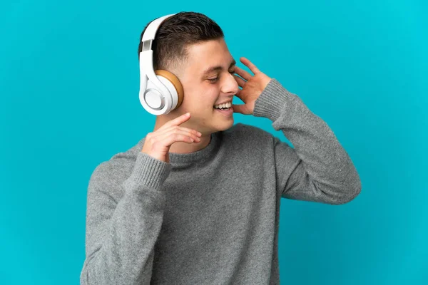 Jonge Blanke Man Geïsoleerd Blauwe Achtergrond Luisteren Muziek Zingen — Stockfoto