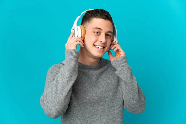 Jonge Blanke Man Geïsoleerd Blauwe Achtergrond Luisteren Muziek — Stockfoto