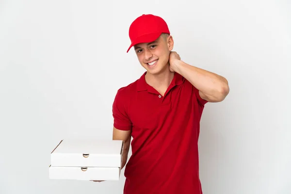 穿着工作服的送披萨的人拿着用白色背景笑着隔开的披萨盒 — 图库照片
