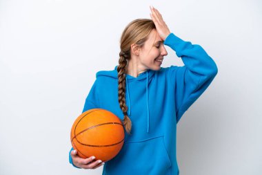 Beyaz arka planda basketbol oynayan beyaz bir kadın bir şeyin farkına vardı ve çözüme niyetlendi.