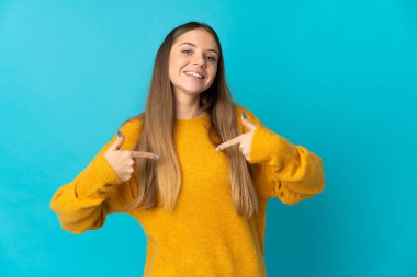 Genç Litvanyalı kadın mavi arka planda soyutlanmış gururlu ve kendinden memnun