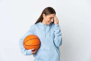 Basketbol oynayan Litvanyalı genç bir kadın beyaz arka planda izole edilmiş gülüyor.