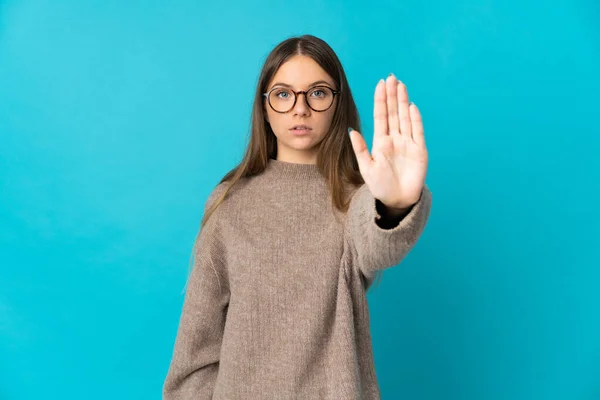 Ung Litauisk Kvinna Isolerad Blå Bakgrund Gör Stopp Gest — Stockfoto