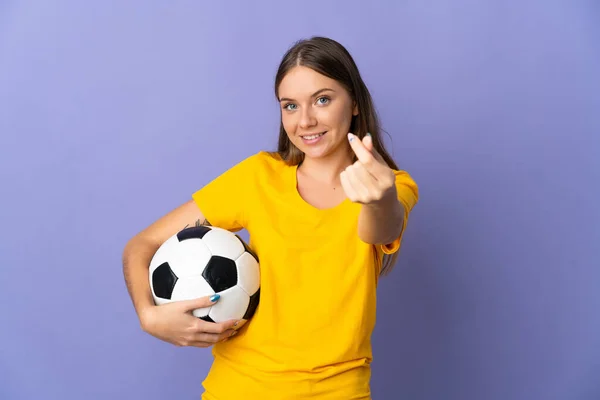 Молодая Литовская Футболистка Изолированная Фиолетовом Фоне Зарабатывает Деньги — стоковое фото
