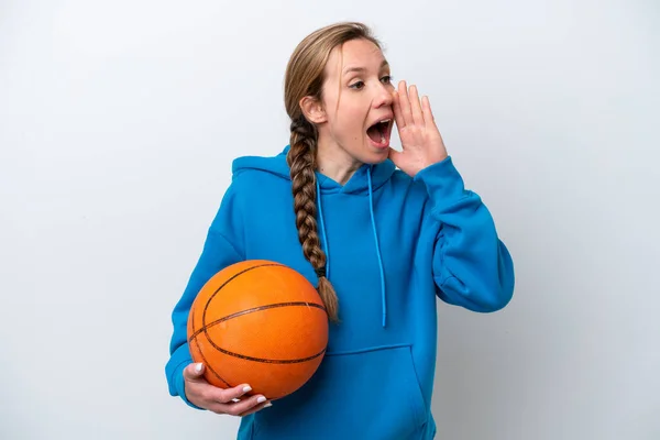 Giovane Donna Caucasica Giocare Basket Isolato Sfondo Bianco Gridando Con — Foto Stock
