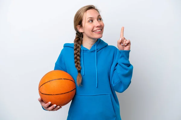 Jonge Blanke Vrouw Spelen Basketbal Geïsoleerd Witte Achtergrond Wijzend Een — Stockfoto