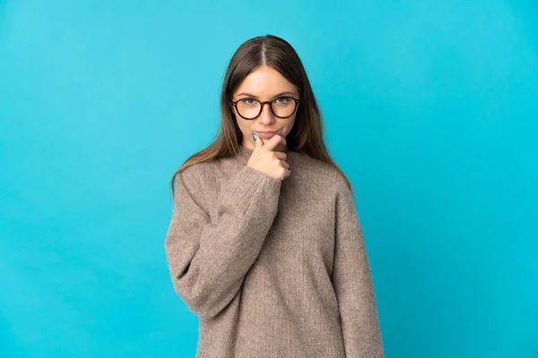 Junge Litauerin Isoliert Auf Blauem Hintergrund — Stockfoto