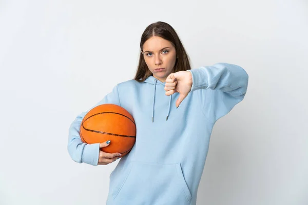 若いですリトアニアの女性プレーバスケットボールは負の式で親指を下に示す白い背景に単離 — ストック写真