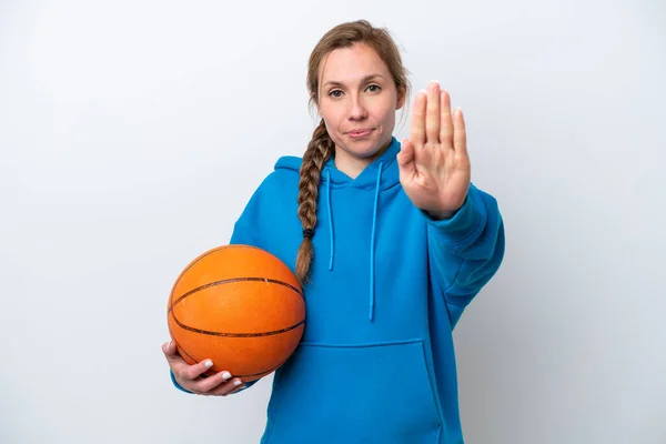 Jonge Kaukasische Vrouw Spelen Basketbal Geïsoleerd Witte Achtergrond Maken Stop — Stockfoto