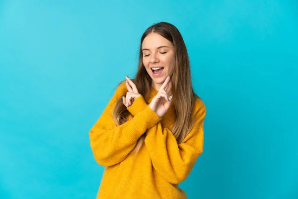 Jovem Lituana Mulher Isolada Fundo Azul Sorrindo Mostrando Sinal Vitória — Fotografia de Stock