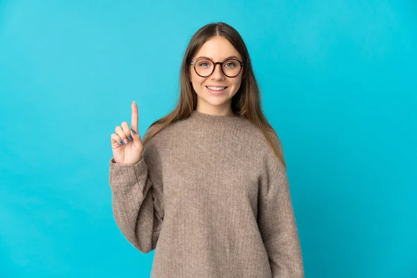 Jonge Litouwse Vrouw Geïsoleerd Blauwe Achtergrond Wijzend Een Geweldig Idee — Stockfoto