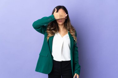 Mor arka planda, gözleri elleriyle kapatan genç, beyaz bir kadın. Bir şey görmek istemiyorum.