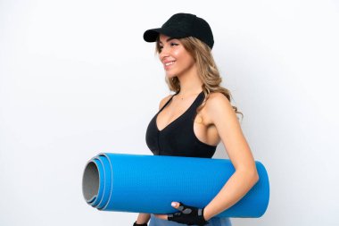 Beyaz arka planda paspasla izole edilmiş beyaz bir kadın.