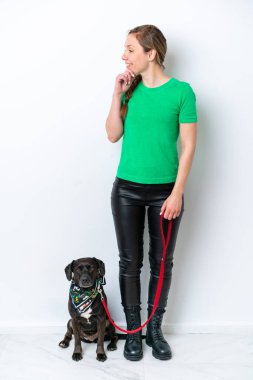 Beyaz arka planda izole edilmiş bir köpek yavrusuyla tüm vücudu bir fikir ve bakış açısı.