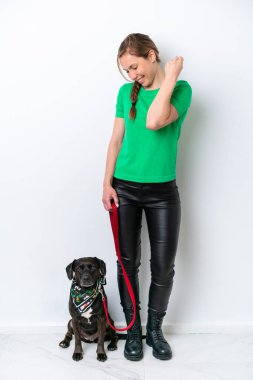 Beyaz arka planda izole edilmiş, zaferi kutlayan bir kız.