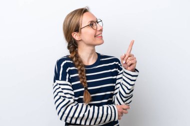 Beyaz arka planda izole edilmiş beyaz bir kadın harika bir fikre işaret ediyor.