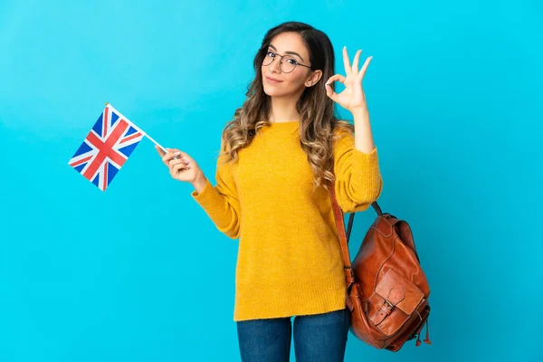 Mladá Hispánka Drží Vlajku Spojeného Království Izolované Modrém Pozadí Ukazující — Stock fotografie