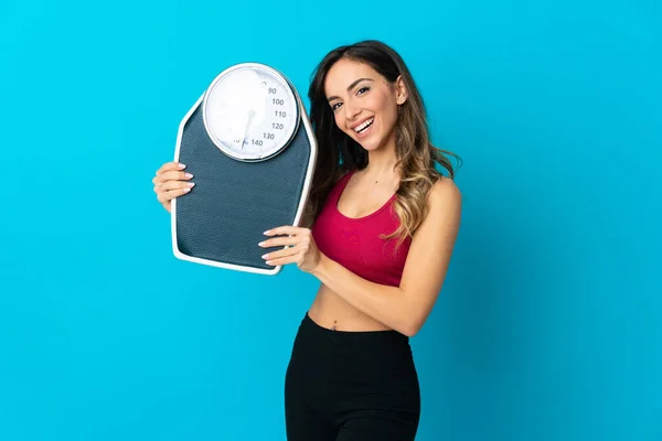 Jonge Blanke Vrouw Met Een Schaal Geïsoleerd Blauwe Achtergrond Met — Stockfoto