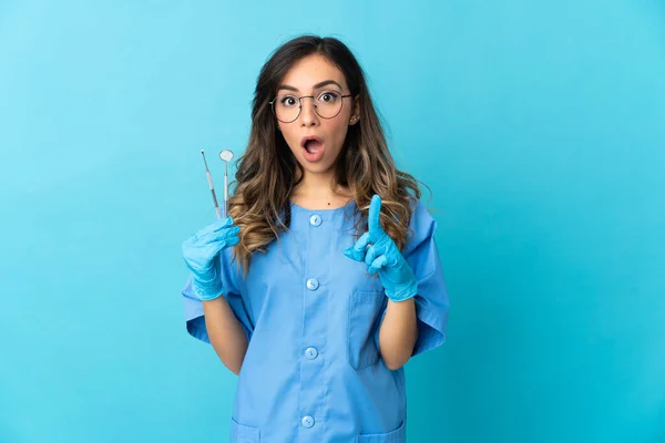 Zahnärztin Die Werkzeuge Über Isoliert Auf Blauem Hintergrund Hält Und — Stockfoto