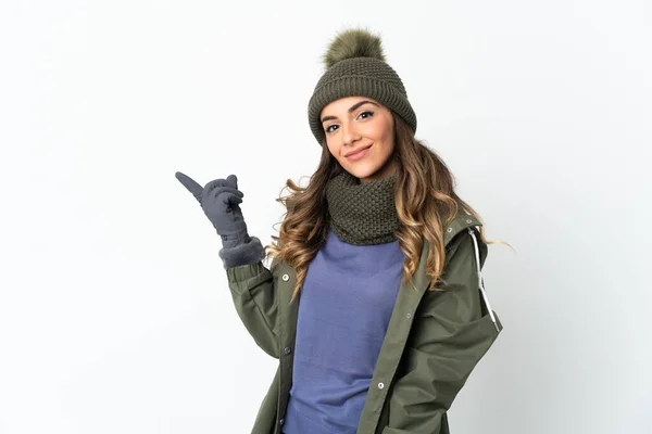 Jeune Fille Avec Chapeau Hiver Isolé Sur Fond Blanc Pointant — Photo