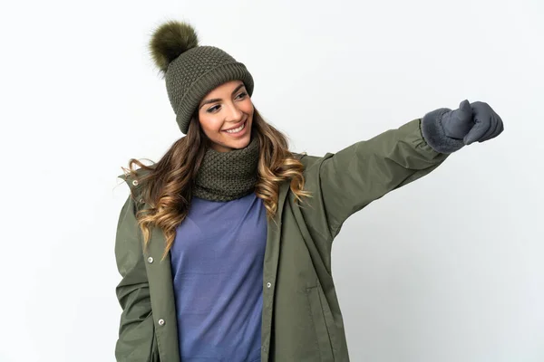 Menina Com Chapéu Inverno Isolado Fundo Branco Dando Gesto Polegares — Fotografia de Stock