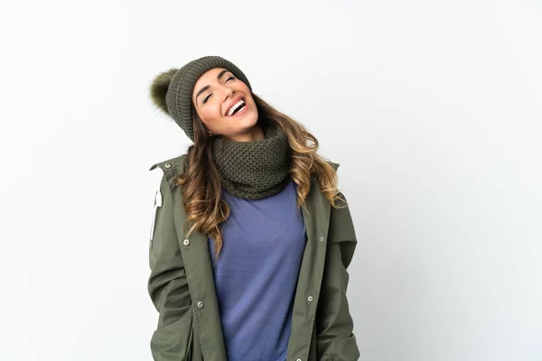 Giovane Ragazza Con Cappello Invernale Isolato Sfondo Bianco Ridere — Foto Stock