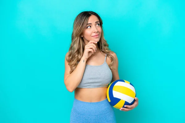 Young Caucasian Woman Playing Volleyball Isolated Blue Background Looking — Photo