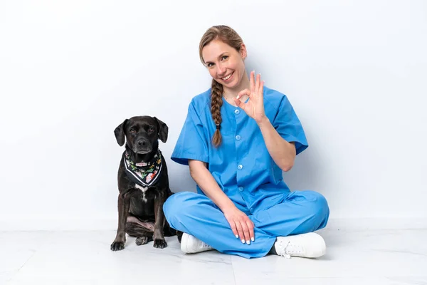 Mulher Veterinária Jovem Com Cão Sentado Chão Isolado Fundo Branco — Fotografia de Stock