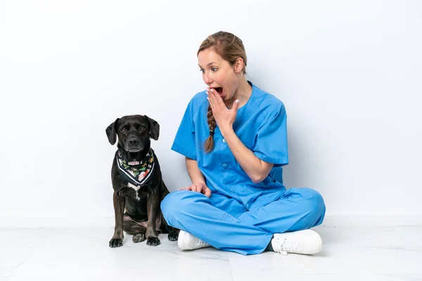 Young Veterinarian Woman Dog Sitting Floor Isolated White Background Surprise — 스톡 사진