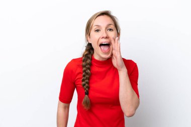 Beyaz arka planda izole edilmiş genç beyaz kadın ağzı açık bağırıyor.