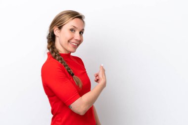 Beyaz arka planda izole edilmiş genç beyaz kadın