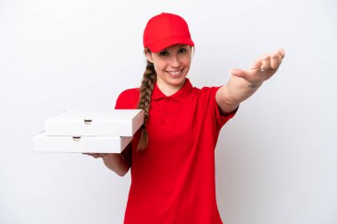 İş üniformalı bir pizzacı kadın beyaz arka planda izole edilmiş pizza kutularını topluyor.