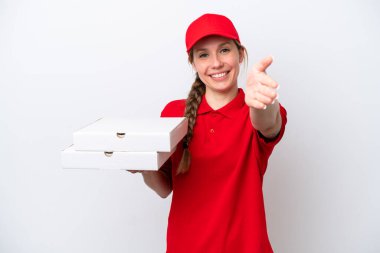 İş üniformalı bir pizzacı kadın beyaz arka planda izole edilmiş pizza kutuları alıyor ve iyi bir anlaşma için el sıkışıyor.