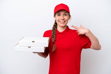İş üniformalı bir pizzacı kadın beyaz arka planda izole edilmiş pizza kutularını topluyor.