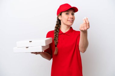 Pizza dağıtan kadın iş üniformalı beyaz arka planda izole edilmiş pizza kutuları alıyor para hareketi yapıyor.