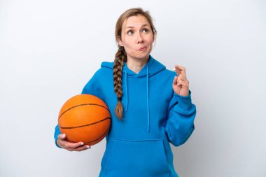 Beyaz arka planda basketbol oynayan beyaz tenli genç kadın şans diliyor ve en iyisini diliyor.